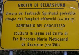 Cartello segnaletico
all’Eremo del Crocifisso
nei pressi di Bassiano
(15857 bytes)